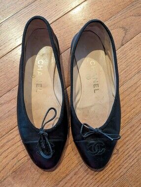 CHANEL Black Leather Ballet Flats with Bow and CC Toe